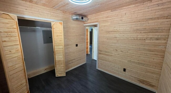 Building Photo - 401 SW Kemp Rd