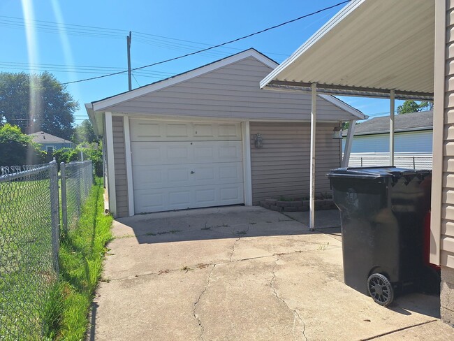 Building Photo - Charming 3 bedroom bungalow freshly updated