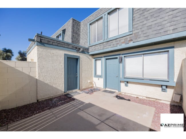 Building Photo - Beautifully Maintained 2/1 Phoenix Townhouse - Comfort, Charm &amp; Prime Location.