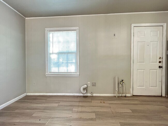 Building Photo - House Located Near Maxey Park, Medical Dis...