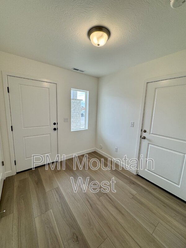 Building Photo - 805 W 510 S