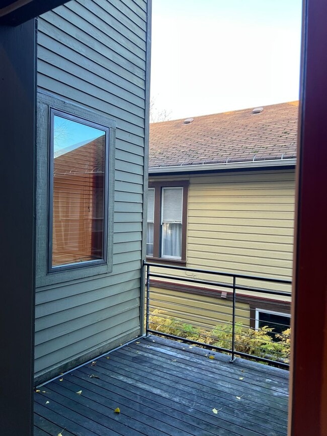 Building Photo - AUGUST RENT FREE with LIMITED SHOWINGS AVAILABLE on July 25th! - Gorgeous Townhome Style Condomin...