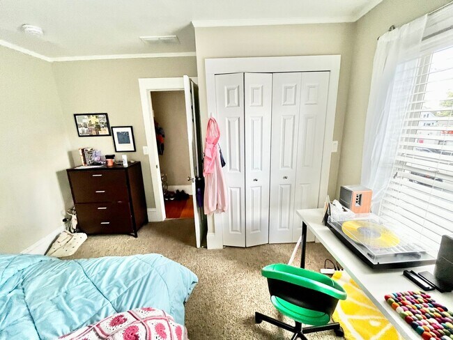 Building Photo - Varsity Management