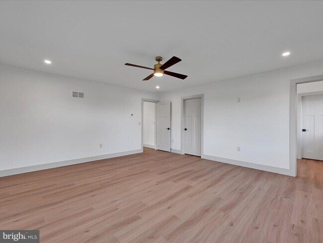 Building Photo - 4 Bed 3.5 Bath Brand New Custom Home in East Petersburg