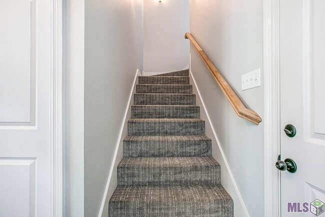 Building Photo - Trendy 4 bedroom, 2 bath home in coveted D...