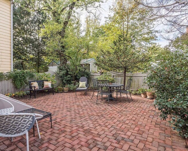 Building Photo - 27 N Hanson St