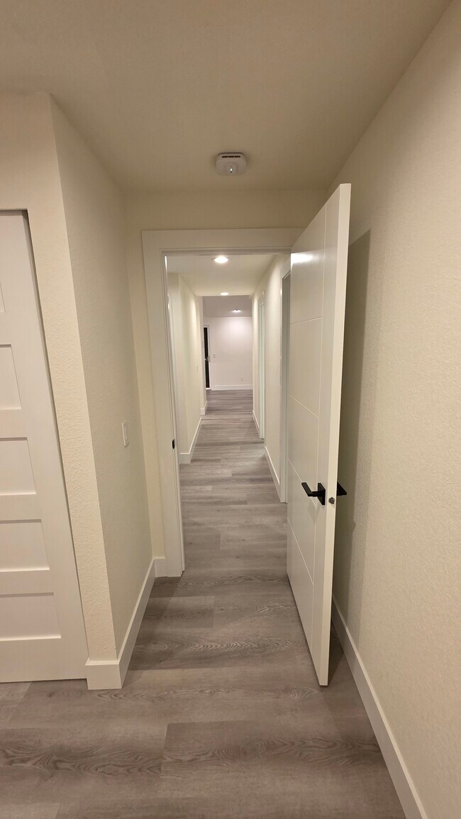 Building Photo - 1305 S Puget Dr