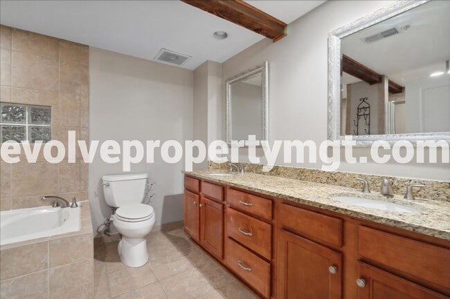 Building Photo - Downtown Living at Its Finest – Spacious 2...