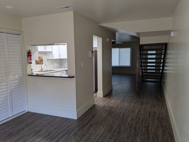 Building Photo - 562 Teal Ln