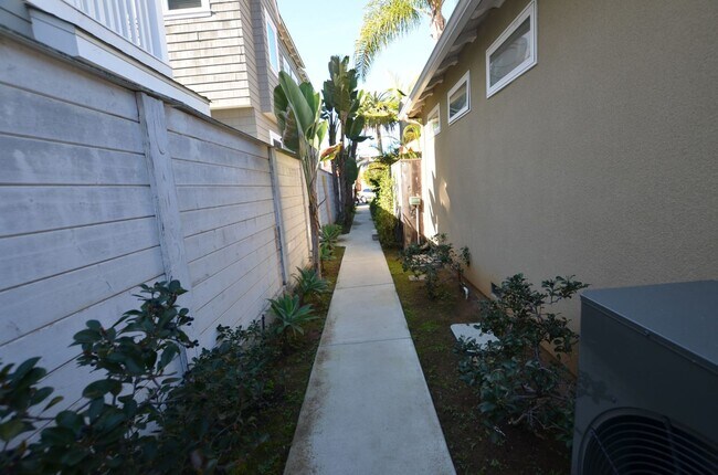 Building Photo - 2 Bedroom/1 Bath Unfurnished Back house 2nd floor