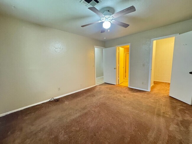 Building Photo - Gorgeous 3 Bedroom 2 bathroom duplex In Br...