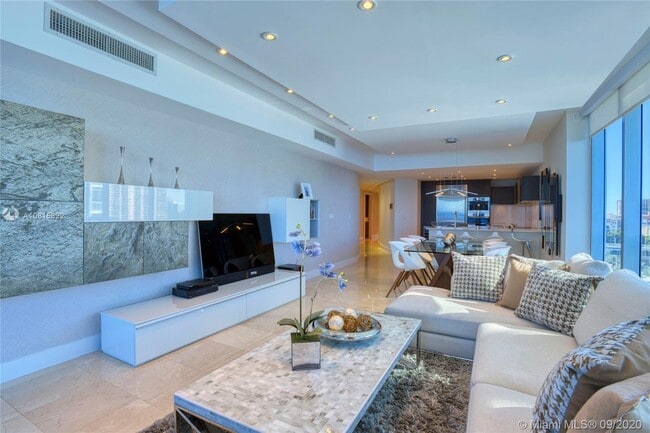 Building Photo - 17001 Collins Ave