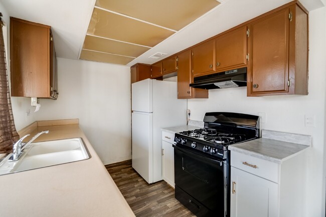 Building Photo - 1 bedroom 1 bath second floor condo  conve...