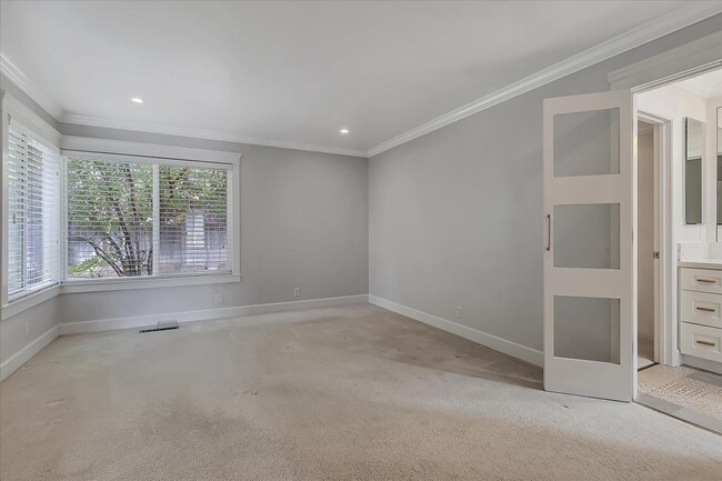 Building Photo - Great Location! Great Schools! Month to Month Only!