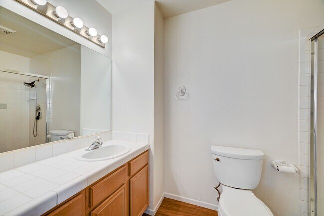 Building Photo - Move-In Ready Condo Near Summerlin!