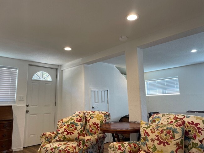 Building Photo - FULLY FURNISHED MONTH-MONTH RENTAL