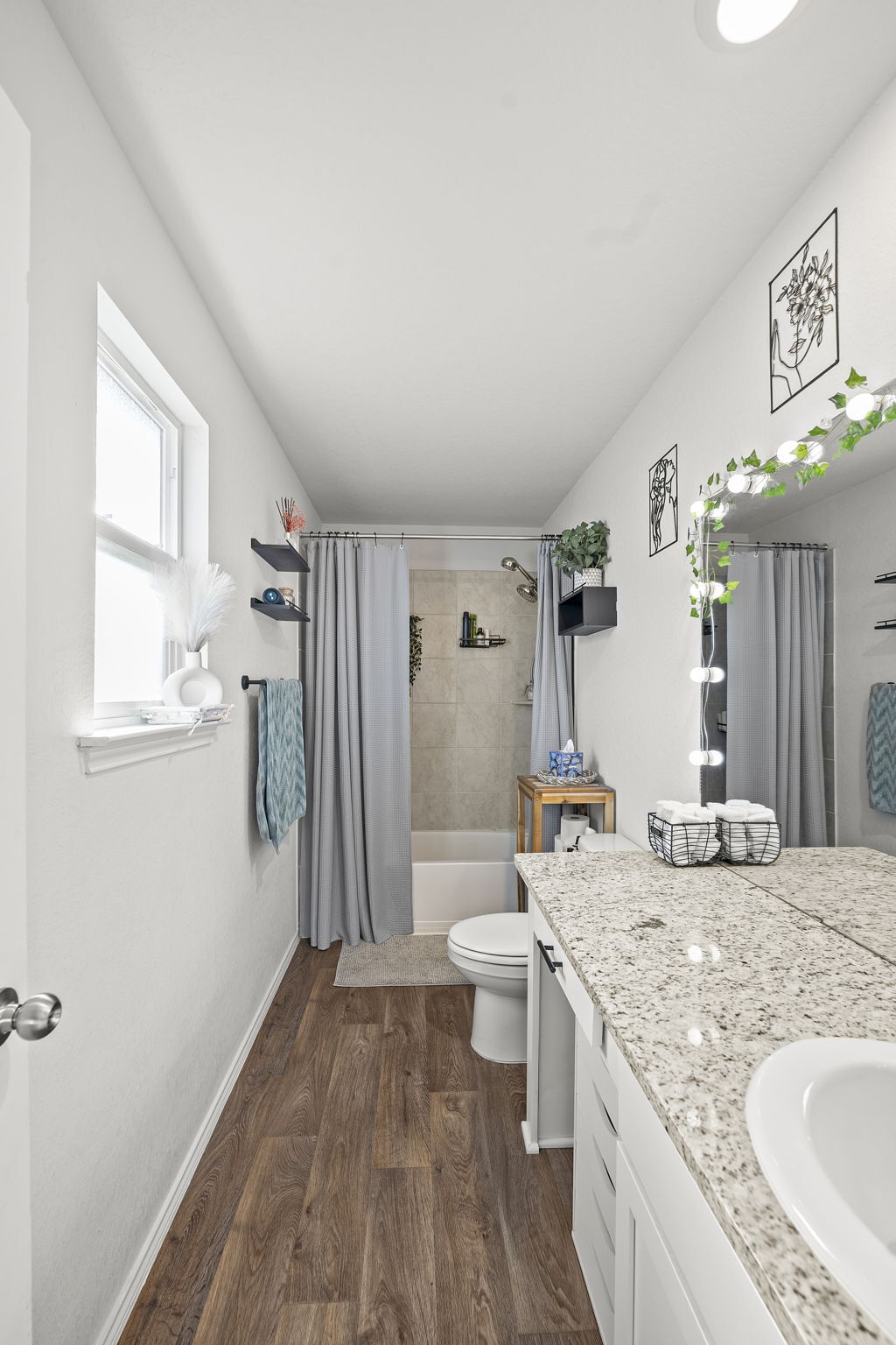 Building Photo - 923 Empress Brilliant