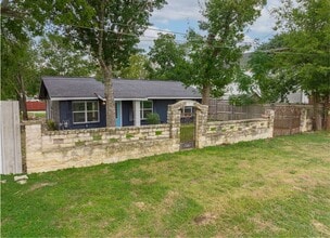 Building Photo - Beautiful 3 bedroom, 2 bathroom House