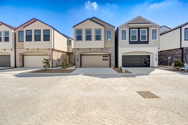 Building Photo - 2919 El Fenice Ln