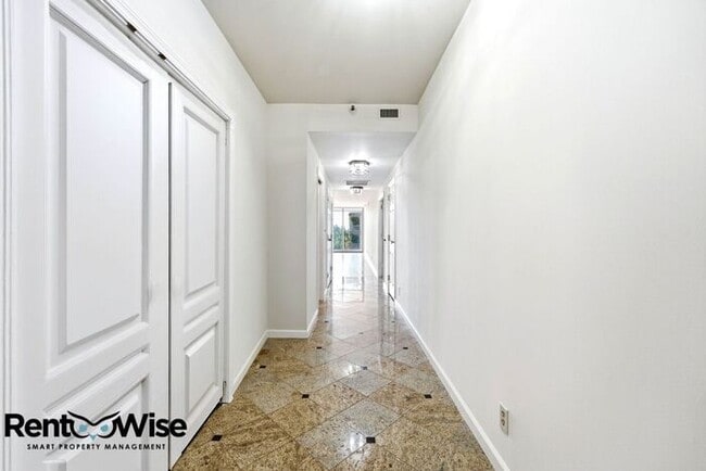 Building Photo - 555 Laurel Ave