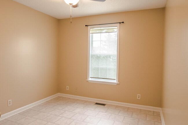 Building Photo - Pet Friendly Three Bedroom!