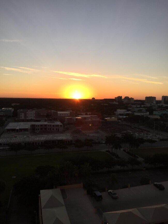 Building Photo - ANNUAL/SEASONAL/ SHORT-TERM TURNKEY FURNIS...