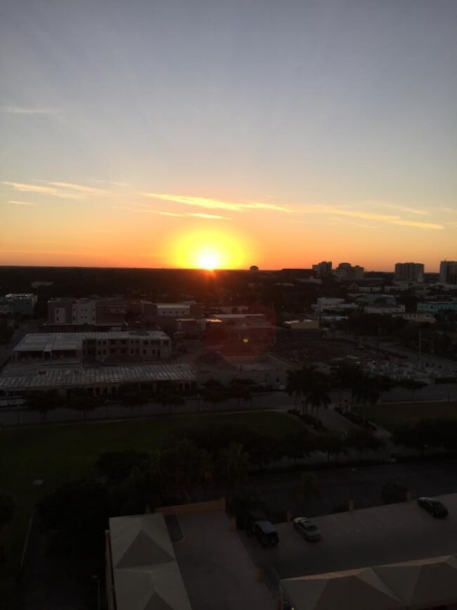 Building Photo - SEASONAL/ SHORT-TERM TURNKEY FURNISHED- 2 /2 AT THE RENAISSANCE DOWNTOWN!!