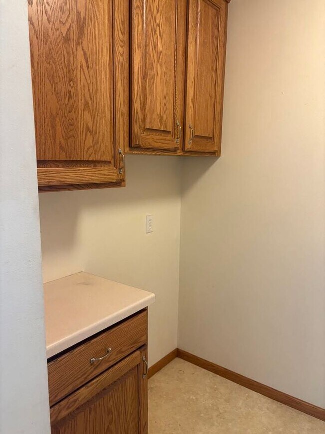 Building Photo - SPACIOUS 4 BEDROOM HOME READY FOR YOU