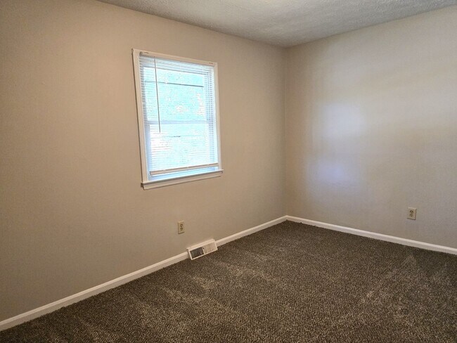 Building Photo - Spacious Split Level In Gainesway   20260501