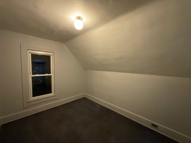 Building Photo - 211 5th St