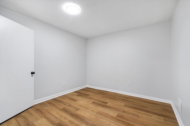 Building Photo - 1803 Deerwood Dr