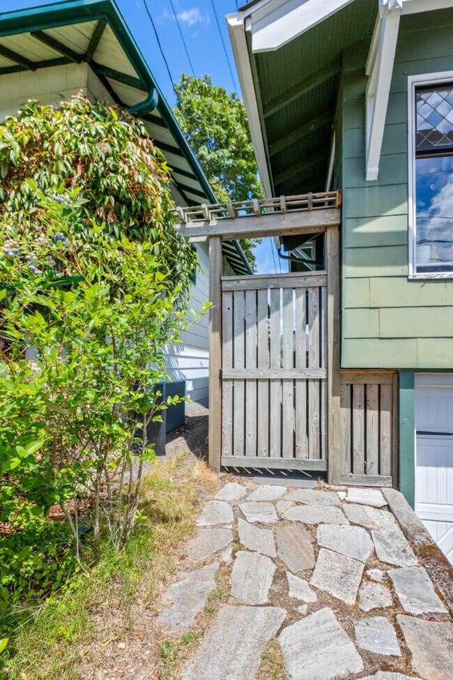 Building Photo - 1Bd/1Ba Seattle Home