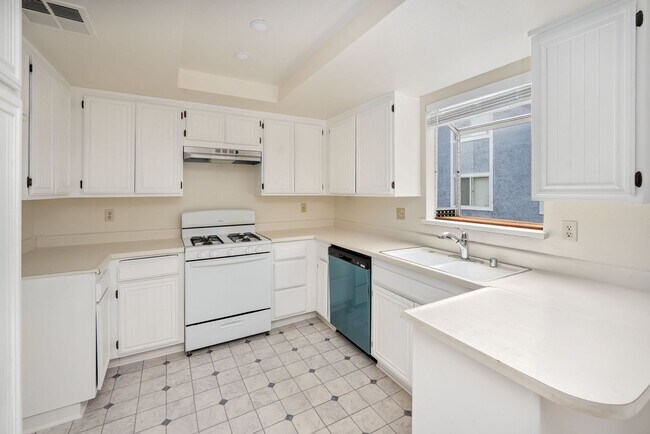 Building Photo - ADORABLE 3+2 CORNER UNIT & 2-CAR GARAGE!