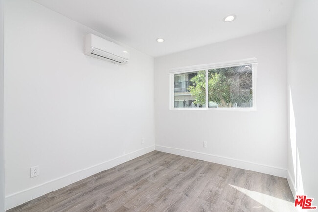 Building Photo - 1310 W Valencia Dr