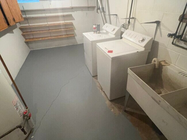 Building Photo - 1643 Stanbridge Ave