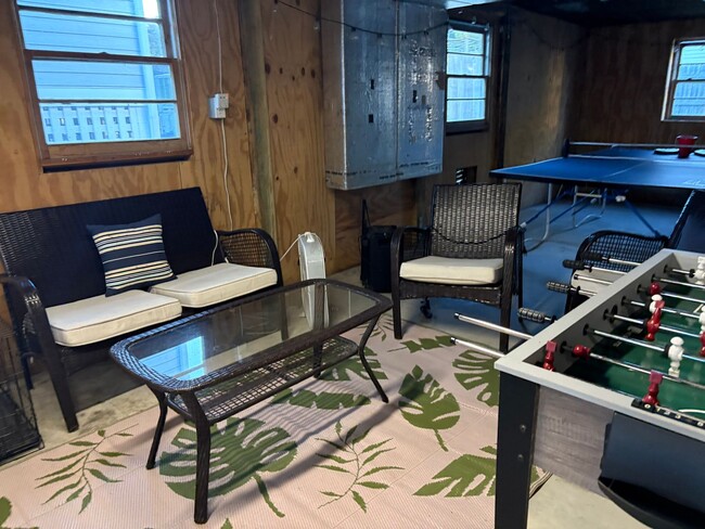 Building Photo - 2 Bedroom 2 Bath (+Bonus Bedoom) in Kill D...