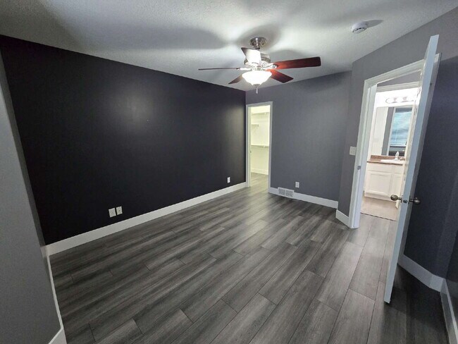 Building Photo - "Charming 3-Bed Townhouse Retreat in North...