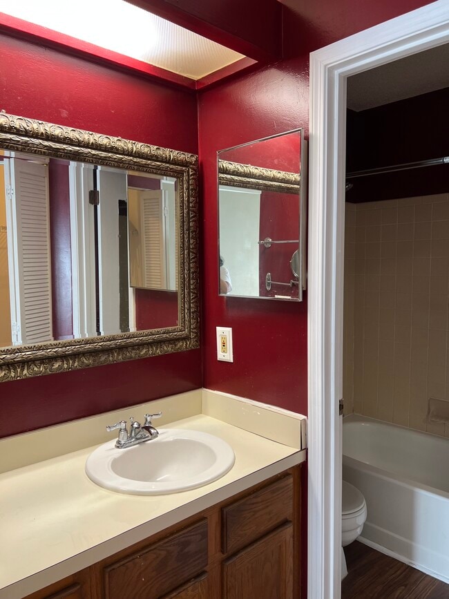 Master bathroom - 8340 Westover Ct
