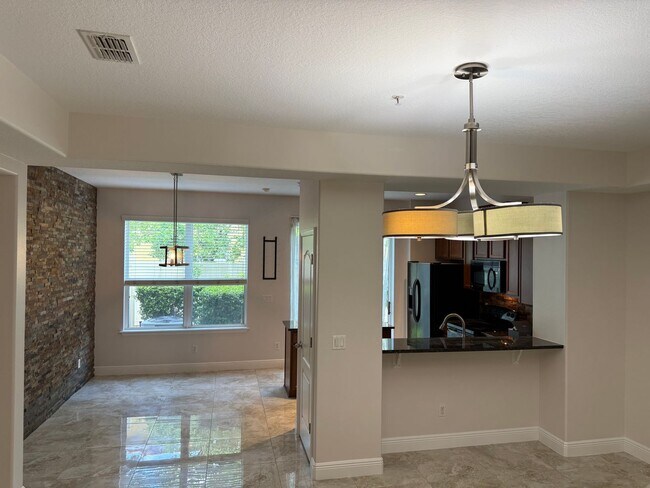 Building Photo - Come and Experience This Townhouse