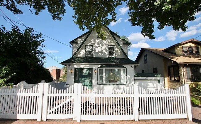 Building Photo - 1522 Dwight Pl