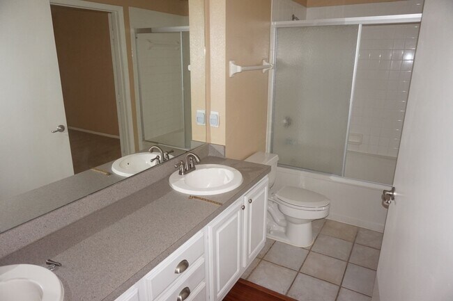Building Photo - Residences at Sabal Point Spacious 2/2