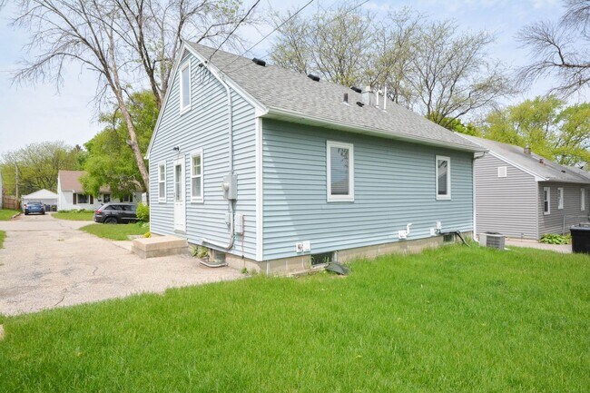 Building Photo - 316-18-1/2 18 1/2 Ave SW