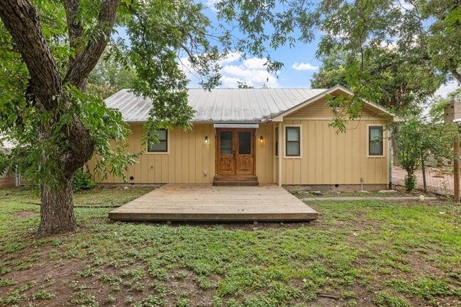 Building Photo - Adorable Bunglow