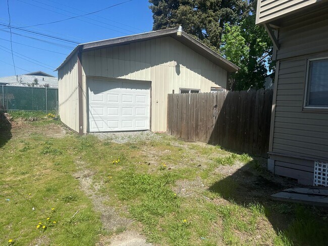 Building Photo - Spacious 4-Bedroom Home Near Northtown Mall