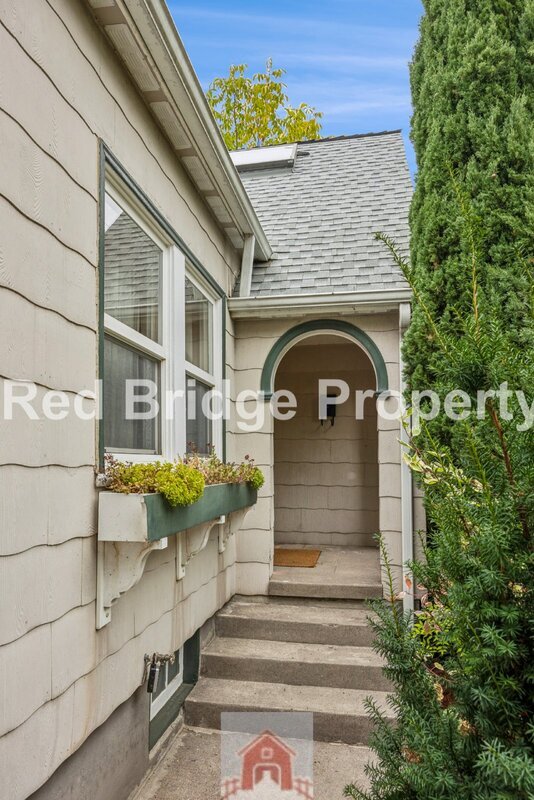 Building Photo - 2619 NE Flanders St
