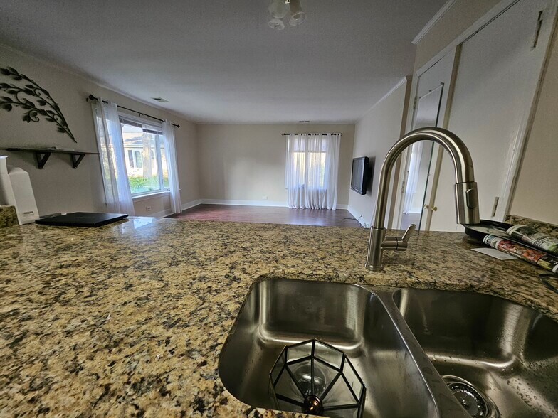 Building Photo - 1571 Cove Dr