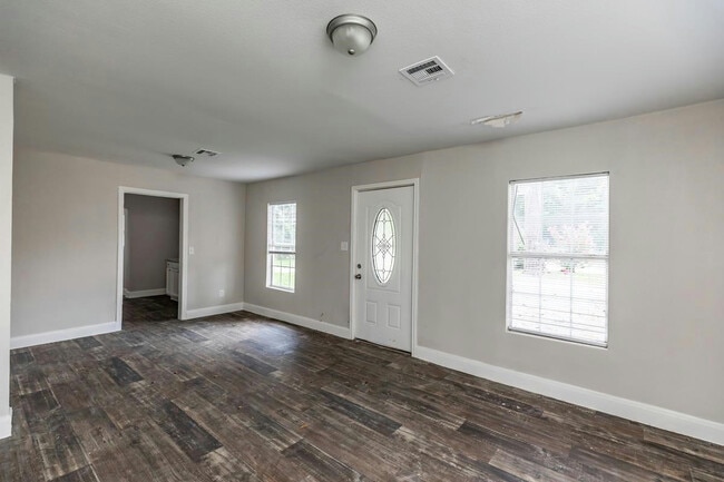 Building Photo - 3035 W Lucas Dr