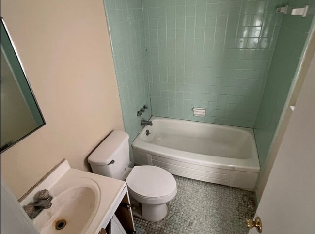 Building Photo - 3012 Pinewood Dr