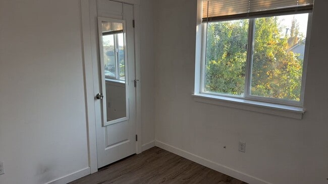 Building Photo - 815 SW 8th St