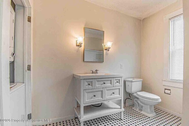 Building Photo - 815 Monroe Ave